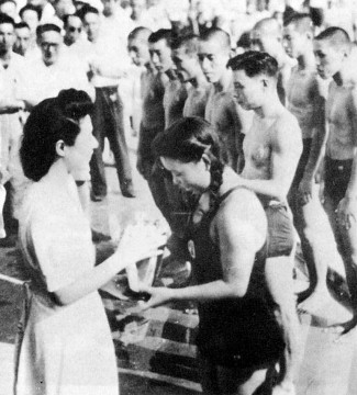 �����{�ܓa������D���J�b�v���󂯂鐅�j�����k