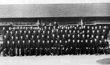 ��2���j�q���Ɛ��S�����Z�ɂ̑O�ɑ���