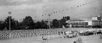 �V�z���ꂽ�̈�ق̑O�őS�Z�����������i�̈�ՂŁj